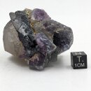 Fluorit mehrfarbig mit Schörl auf Bergkristall